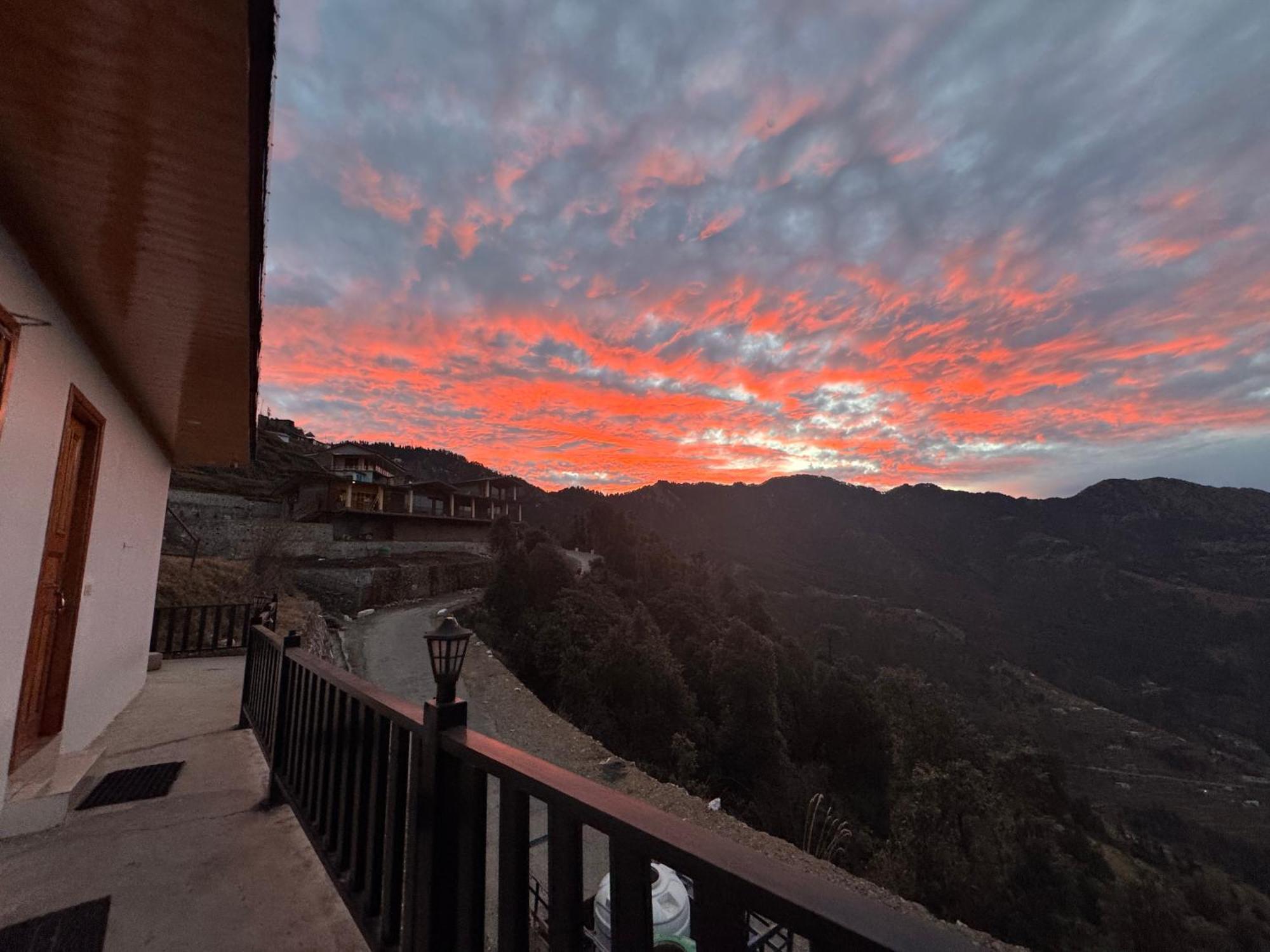The Vintage Hill Village - Himalayan Boutique Resort Kanatal Buitenkant foto